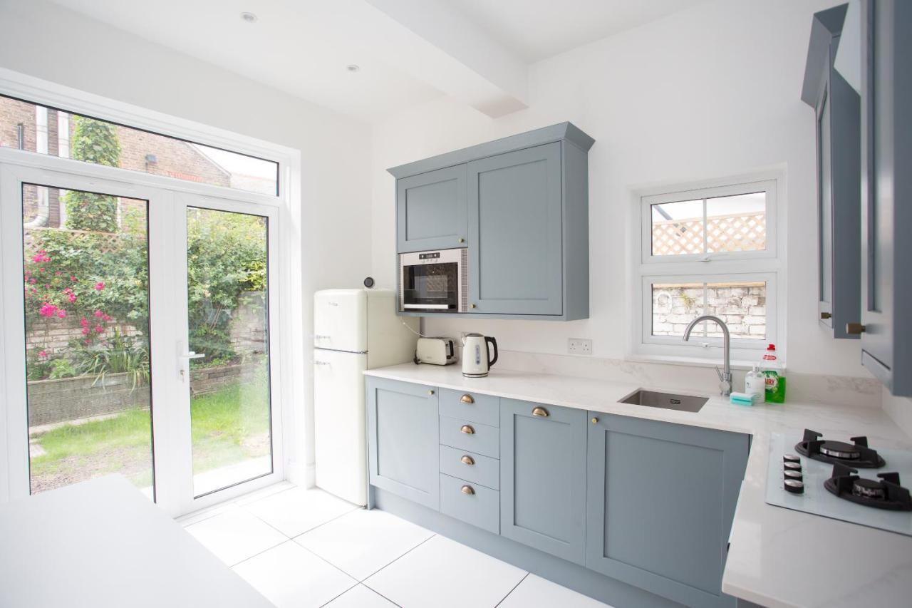 Elegant York House - On A Beach Road, Sleeps 12, With Sea Views Worthing Bilik gambar