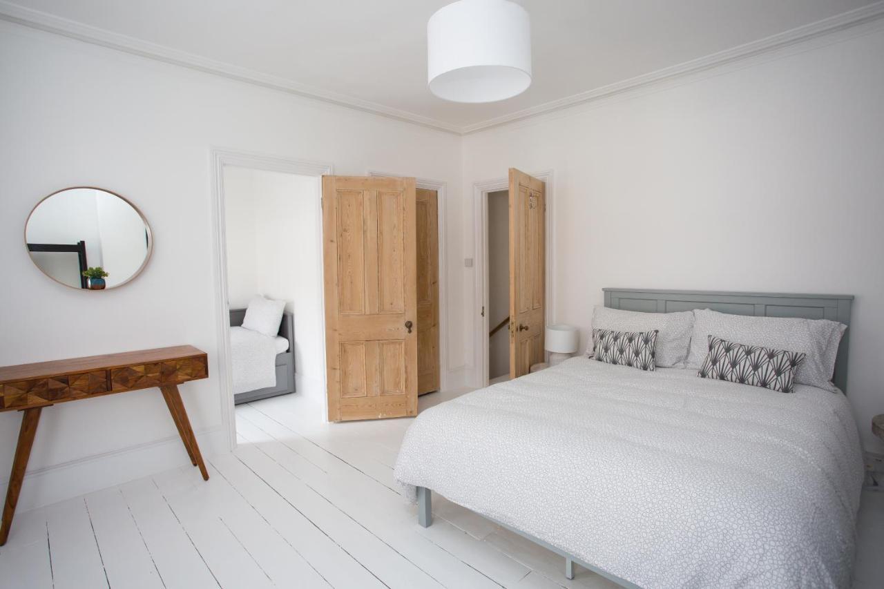 Elegant York House - On A Beach Road, Sleeps 12, With Sea Views Worthing Bilik gambar
