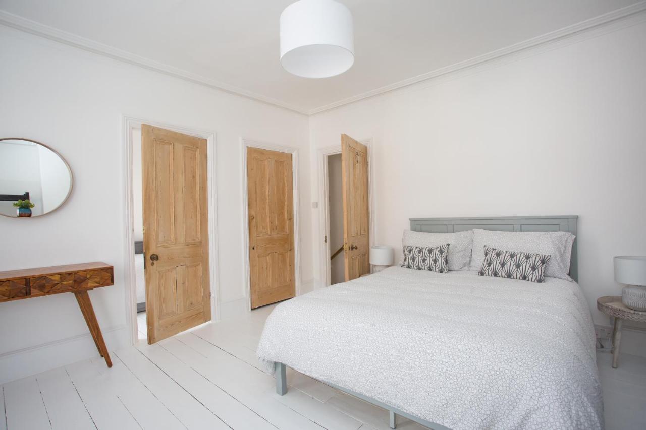 Elegant York House - On A Beach Road, Sleeps 12, With Sea Views Worthing Bilik gambar