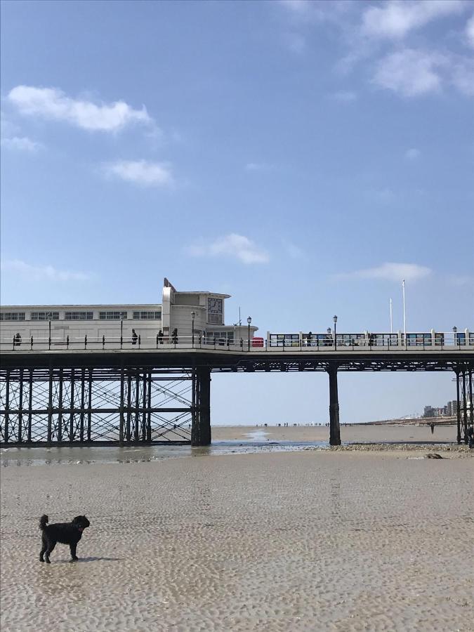 Elegant York House - On A Beach Road, Sleeps 12, With Sea Views Worthing Luaran gambar
