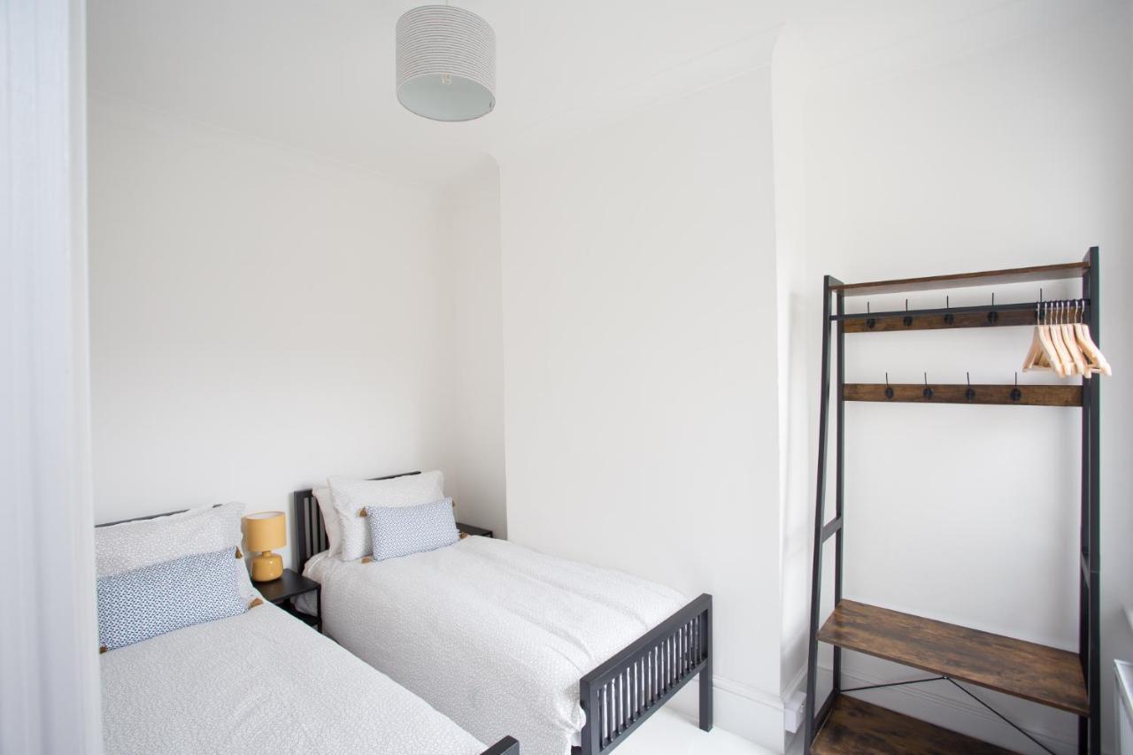 Elegant York House - On A Beach Road, Sleeps 12, With Sea Views Worthing Luaran gambar